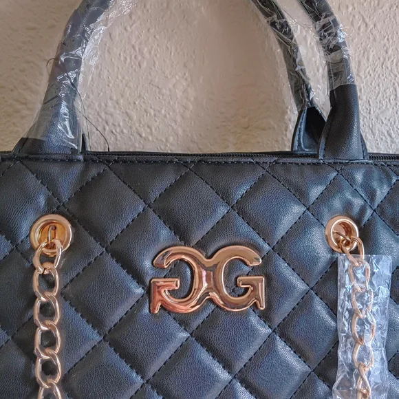 Gilda Paris Chic Black Quilted Tote with Gold Chain Accents - Picture 5 of 14